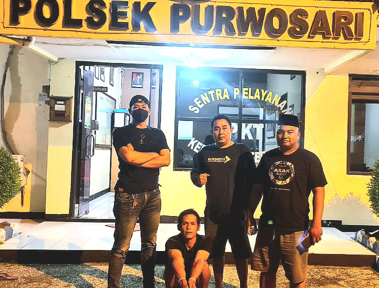 Tersangka Curanmor saat diamankan Kanit Reskrim Polsek Purwosari (foto: ist)