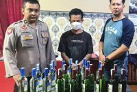 Penjual Miras saat diamankan Petugas jajaran Polres Pasuruan, (foto: ist)