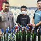 Penjual Miras saat diamankan Petugas jajaran Polres Pasuruan, (foto: ist)
