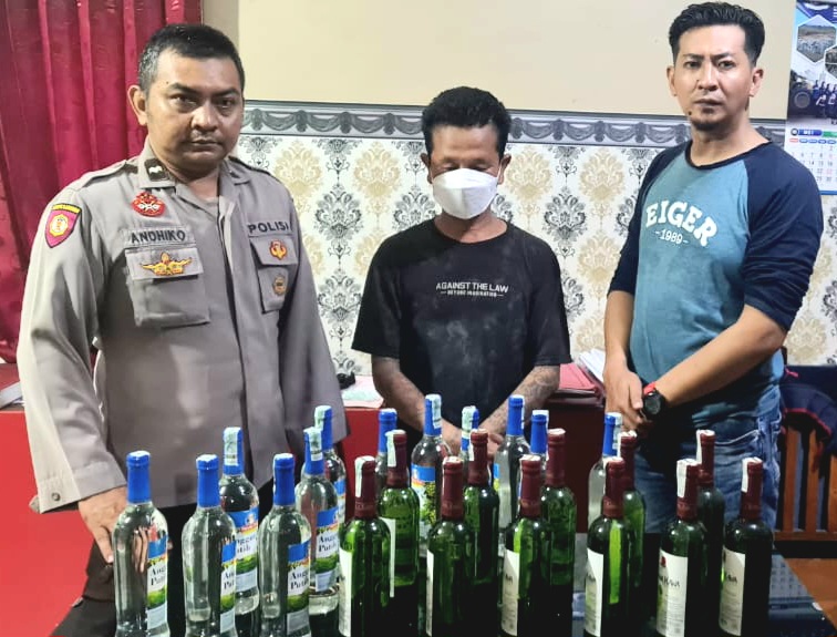 Penjual Miras saat diamankan Petugas jajaran Polres Pasuruan, (foto: ist)