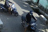 Dua Pelaku Curanmor, Saat beraksi dan tertangkap Kamera CCTV (foto: ist)