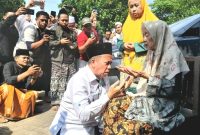Gus Mujib, Calon Bupati Pasuruan, Saat Minta Restu kepada Ibunda tercinta. (dok. Harianjatim.id)