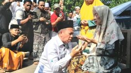 Gus Mujib, Calon Bupati Pasuruan, Saat Minta Restu kepada Ibunda tercinta. (dok. Harianjatim.id)