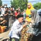 Gus Mujib, Calon Bupati Pasuruan, Saat Minta Restu kepada Ibunda tercinta. (dok. Harianjatim.id)