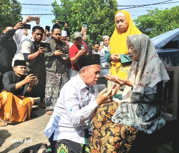 Gus Mujib, Calon Bupati Pasuruan, Saat Minta Restu kepada Ibunda tercinta. (dok. Harianjatim.id)