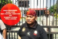 Koordinator Aksi FPB, HM. Yusuf Assegaf, Ketua DPP Ormas GAIB, di depan Kejari Pasuruan (dok. Harianjatim.id)