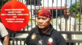 Koordinator Aksi FPB, HM. Yusuf Assegaf, Ketua DPP Ormas GAIB, di depan Kejari Pasuruan (dok. Harianjatim.id)