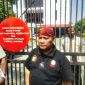 Koordinator Aksi FPB, HM. Yusuf Assegaf, Ketua DPP Ormas GAIB, di depan Kejari Pasuruan (dok. Harianjatim.id)