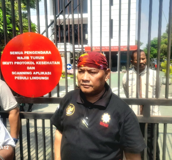 Koordinator Aksi FPB, HM. Yusuf Assegaf, Ketua DPP Ormas GAIB, di depan Kejari Pasuruan (dok. Harianjatim.id)