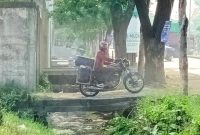 Salah Satu Pelangsir BBM Jenis Pertalite, Saat Beraksi (Dok.Harianjatim.id)