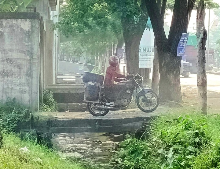 Salah Satu Pelangsir BBM Jenis Pertalite, Saat Beraksi (Dok.Harianjatim.id)