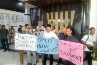 Ketua DPRD Kabupaten Pasuruan, Mas Dion bersama Ketua Komisi 1, Sugiarto,  saat menyambut aksi Demo di Gedung DPRD (Dok. Harianjatim.id)