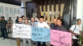 Ketua DPRD Kabupaten Pasuruan, Mas Dion bersama Ketua Komisi 1, Sugiarto,  saat menyambut aksi Demo di Gedung DPRD (Dok. Harianjatim.id)