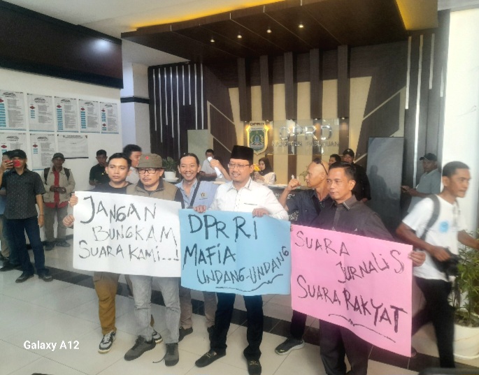 Ketua DPRD Kabupaten Pasuruan, Mas Dion bersama Ketua Komisi 1, Sugiarto,  saat menyambut aksi Demo di Gedung DPRD (Dok. Harianjatim.id)