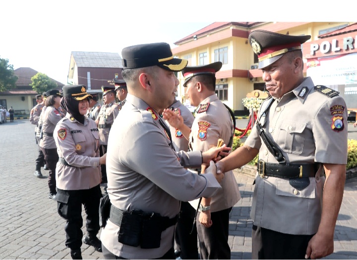 Kapolres Pasuruan, AKBP Teddy Chandra, Berikan Ucapan Selamat Kepada Anggotanya atas Jabatan Barunya (foto: ist)