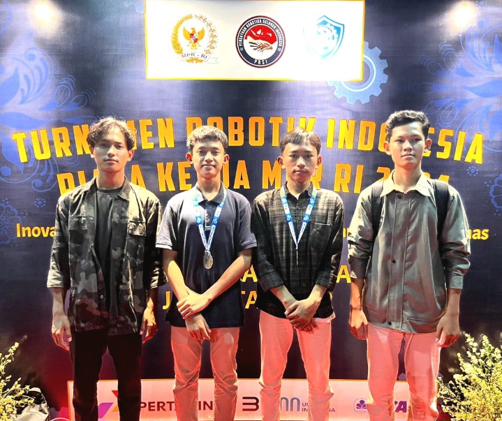 Tim Robotik MAN I Pasuruan, Saat Terima Medali, Sabet Juara 1 dan 2 (foto: ist)