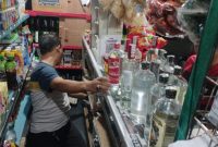 Petugas saat lakukan Razia miras ( foto: ist)