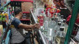 Petugas saat lakukan Razia miras ( foto: ist)