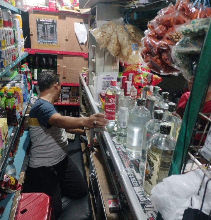 Petugas saat lakukan Razia miras ( foto: ist)