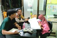 Kapolsek Purwodadi bersama jajarannya, saat bersama team medis (foto: ist)