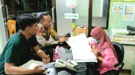 Kapolsek Purwodadi bersama jajarannya, saat bersama team medis (foto: ist)