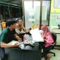 Kapolsek Purwodadi bersama jajarannya, saat bersama team medis (foto: ist)