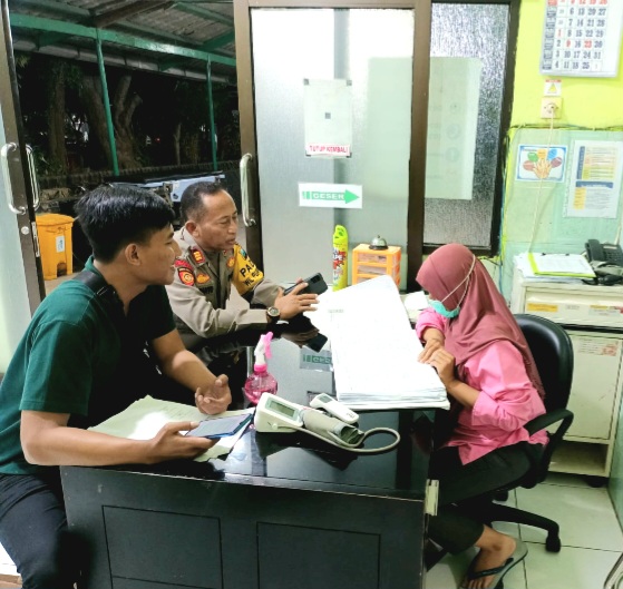 Kapolsek Purwodadi bersama jajarannya, saat bersama team medis (foto: ist)