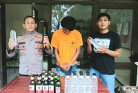 Tersangka IS (29 thn) penjual miras, saat diamankan di Mapolsek  Purwodadi (foto: ist)
