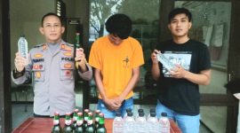 Tersangka IS (29 thn) penjual miras, saat diamankan di Mapolsek  Purwodadi (foto: ist)