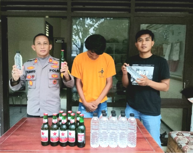 Tersangka IS (29 thn) penjual miras, saat diamankan di Mapolsek  Purwodadi (foto: ist)