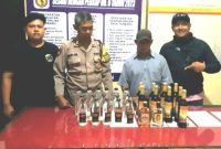 Penjual Miras (RH 65 thn), asal Desa Karangjati, saat diamankan di Mapolsek Pandaan (foto: ist)