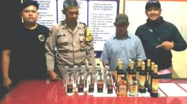 Penjual Miras (RH 65 thn), asal Desa Karangjati, saat diamankan di Mapolsek Pandaan (foto: ist)