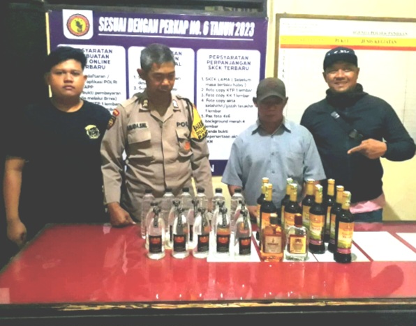 Penjual Miras (RH 65 thn), asal Desa Karangjati, saat diamankan di Mapolsek Pandaan (foto: ist)