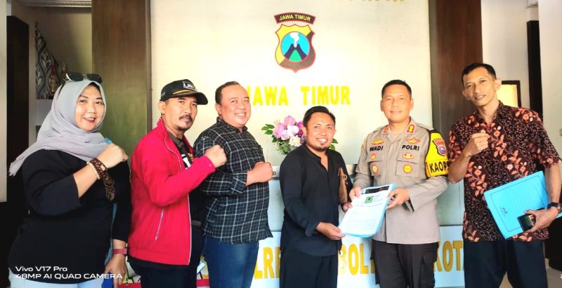 Berkas Laporan Sejumlah Aktivis, secara resmi diterima oleh Kapolresta Kota Probolinggo, AKBP. Wadi Sa'bani (dok. Harianjatim.id)