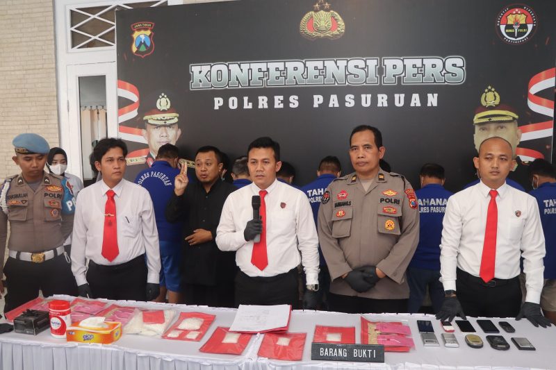 Dalam Konferensi Pers Polres Pasuruan, amankan 21 pelaku, kasus peredaran narkoba (foto: ist)