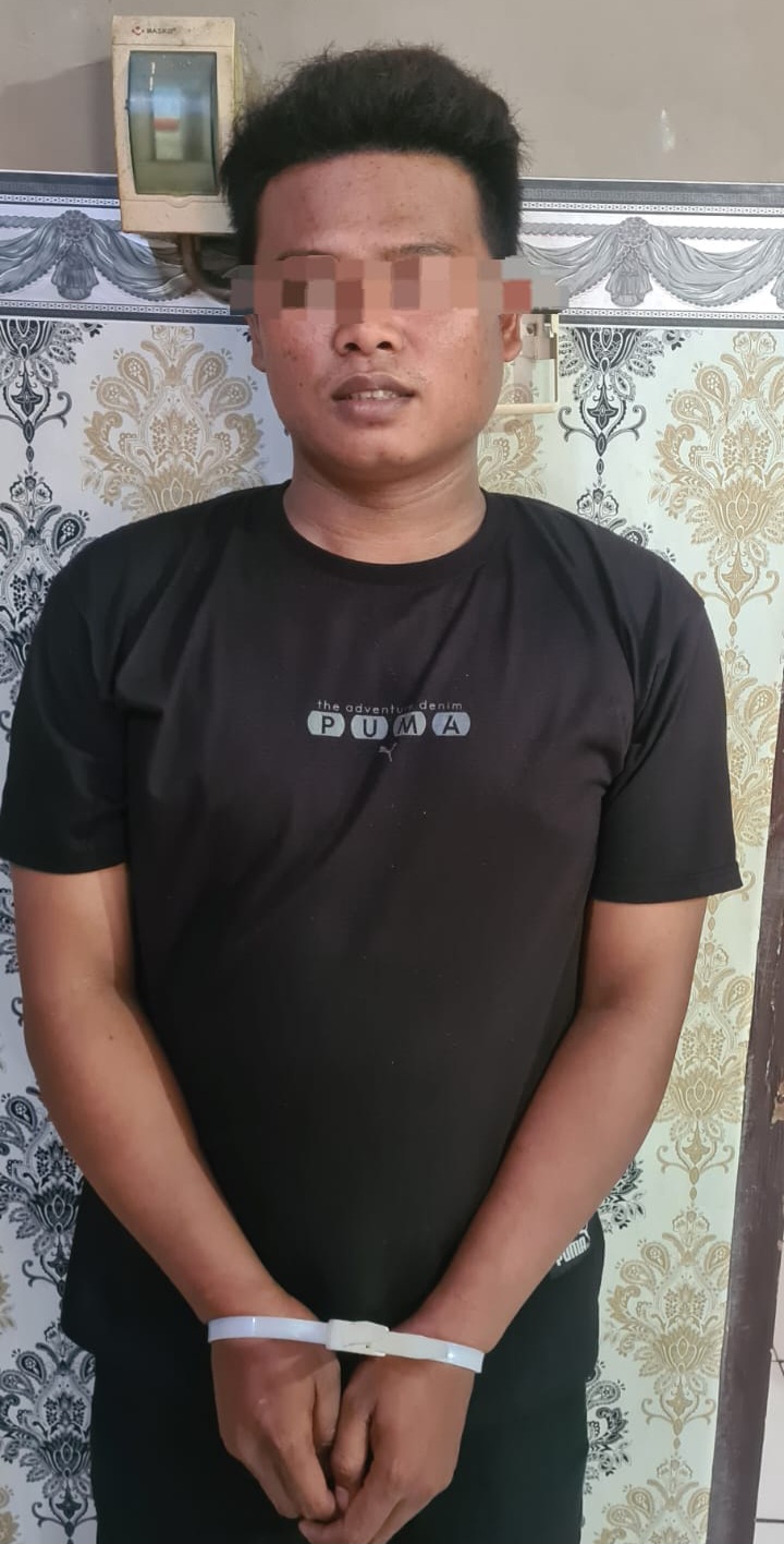 Tersangka EF, saat diamankan Unit Reskrim Polsek Purwosari (foto: ist)
