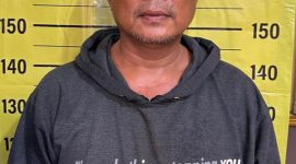 Pelaku Penadah Motor Curian, saat diamankan di Mapolsek Kejayan (foto: ist)