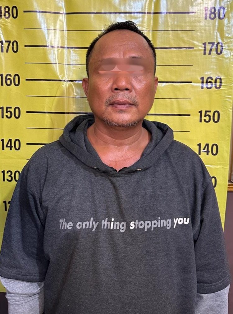 Pelaku Penadah Motor Curian, saat diamankan di Mapolsek Kejayan (foto: ist)
