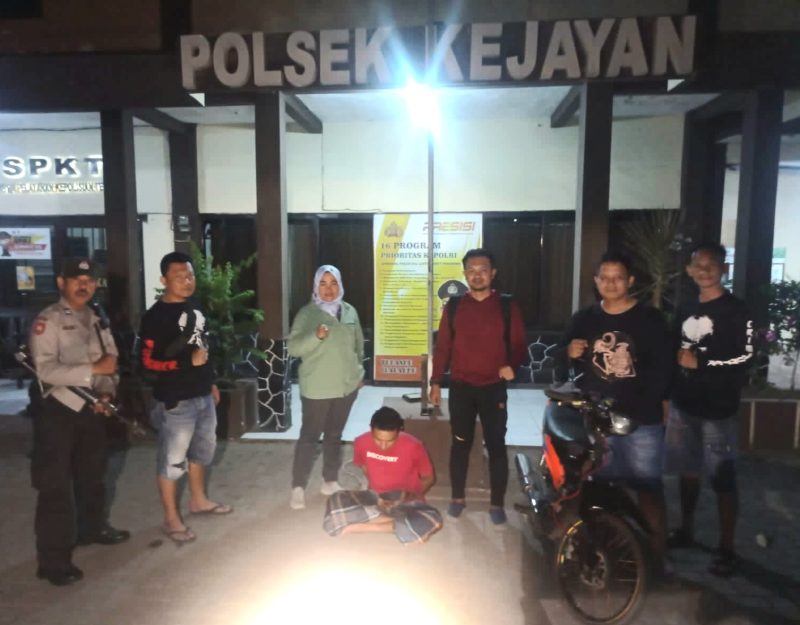 Tersangka MF (33 thn), saat diamankan ke Mapolsek Kejayan (foto: ist)