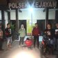 Tersangka MF (33 thn), saat diamankan ke Mapolsek Kejayan (foto: ist)