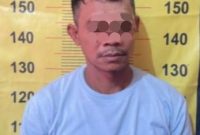 MA (47 thn) pengedar sabu-sabu asal Sukorejo, saat diamankan di Mapolres Pasuruan (foto: ist)