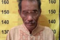 HS (69 thn) pengedar sabu-sabu, asal Rembang, saat diamankan di Mapolres Pasuruan (foto: ist)