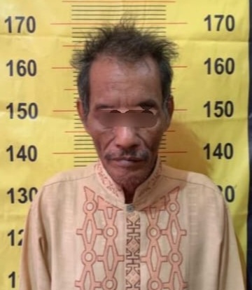 HS (69 thn) pengedar sabu-sabu, asal Rembang, saat diamankan di Mapolres Pasuruan (foto: ist)