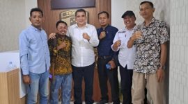 Para aktivis saat Koordinasi dengan Kanit I Subdit Paminal, Polda Jatim (dok. Harianjatim.id)