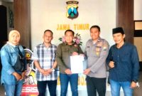 Redaksi Batasmedia99.com bersama LSM Trinusa, saat melaporkan Bos Tambang, di Tongas (foto: ist)