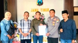 Redaksi Batasmedia99.com bersama LSM Trinusa, saat melaporkan Bos Tambang, di Tongas (foto: ist)