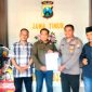 Redaksi Batasmedia99.com bersama LSM Trinusa, saat melaporkan Bos Tambang, di Tongas (foto: ist)