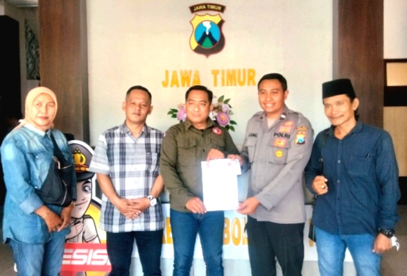 Redaksi Batasmedia99.com bersama LSM Trinusa, saat melaporkan Bos Tambang, di Tongas (foto: ist)