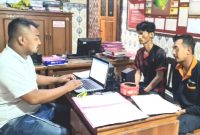 Kedua pelaku yakni, ES (36 thn) danMM (31 thn), saat di interogasi Petugas, di Mapolsek Purwosari (foto: ist)