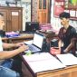 Kedua pelaku yakni, ES (36 thn) danMM (31 thn), saat di interogasi Petugas, di Mapolsek Purwosari (foto: ist)
